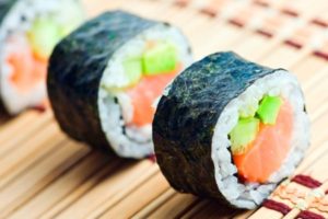 Bandeja de 30 piezas de sushi en Akari Sushi por $410